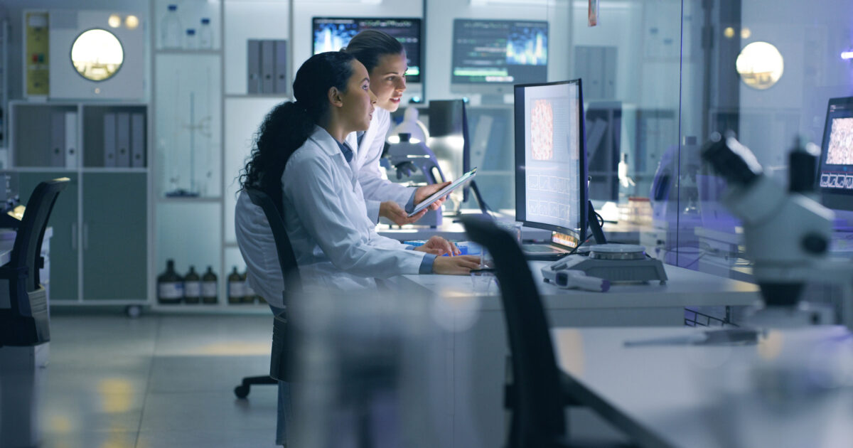 Jovens investigadoras de uma startup tecnológica